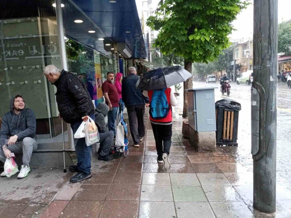 Yağmurdan korunmak için ağacın altına girdiler