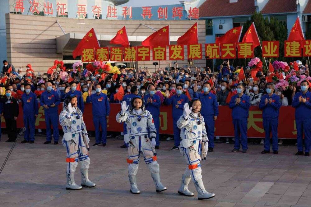 Çin, uzaya ilk sivil astronotu gönderdi