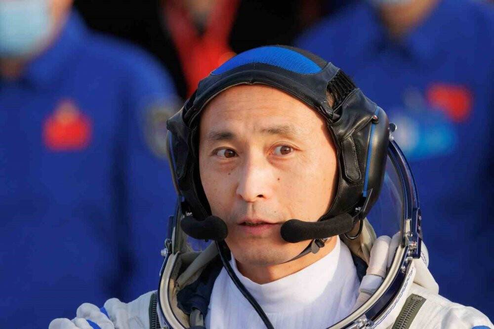 Çin, uzaya ilk sivil astronotu gönderdi