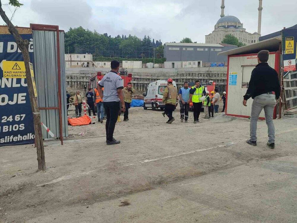 Demir yüklü TIR şantiye alanına düştü