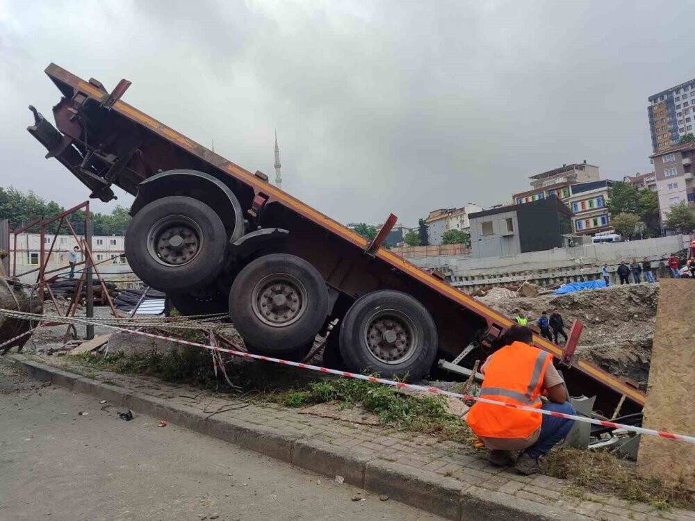 Demir yüklü TIR şantiye alanına düştü