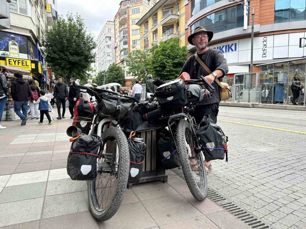 İstanbul’dan Tokyo’ya bisikletleriyle yola çıkan turist çift: “Eskişehir’deki insanlar kadar içten gülen kimse yok”