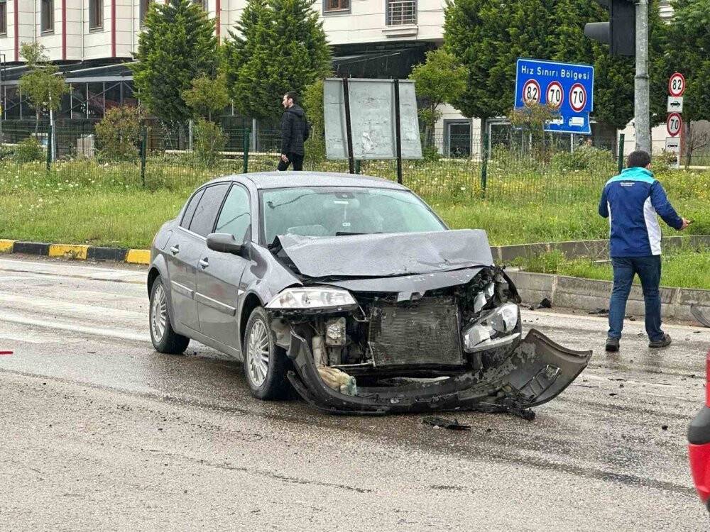 Kırmızı ışıkta bekleyen otomobile böyle çarptı