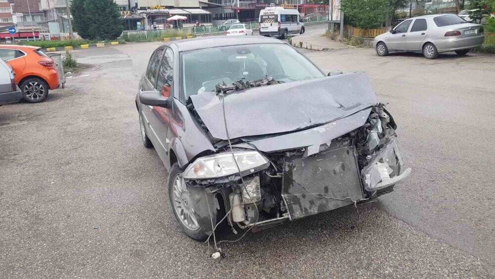 Kırmızı ışıkta bekleyen otomobile böyle çarptı