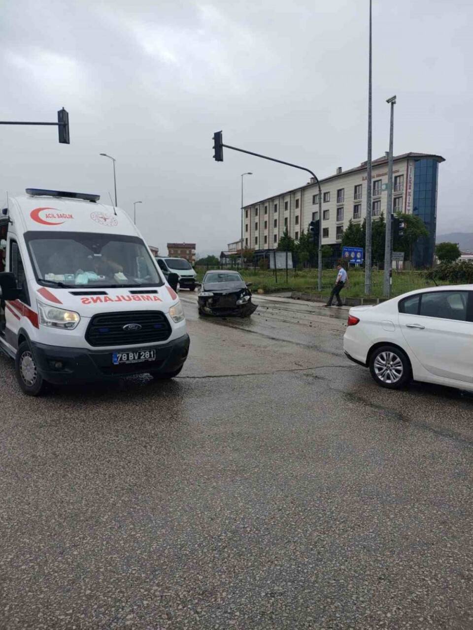 Kırmızı ışıkta bekleyen otomobile böyle çarptı