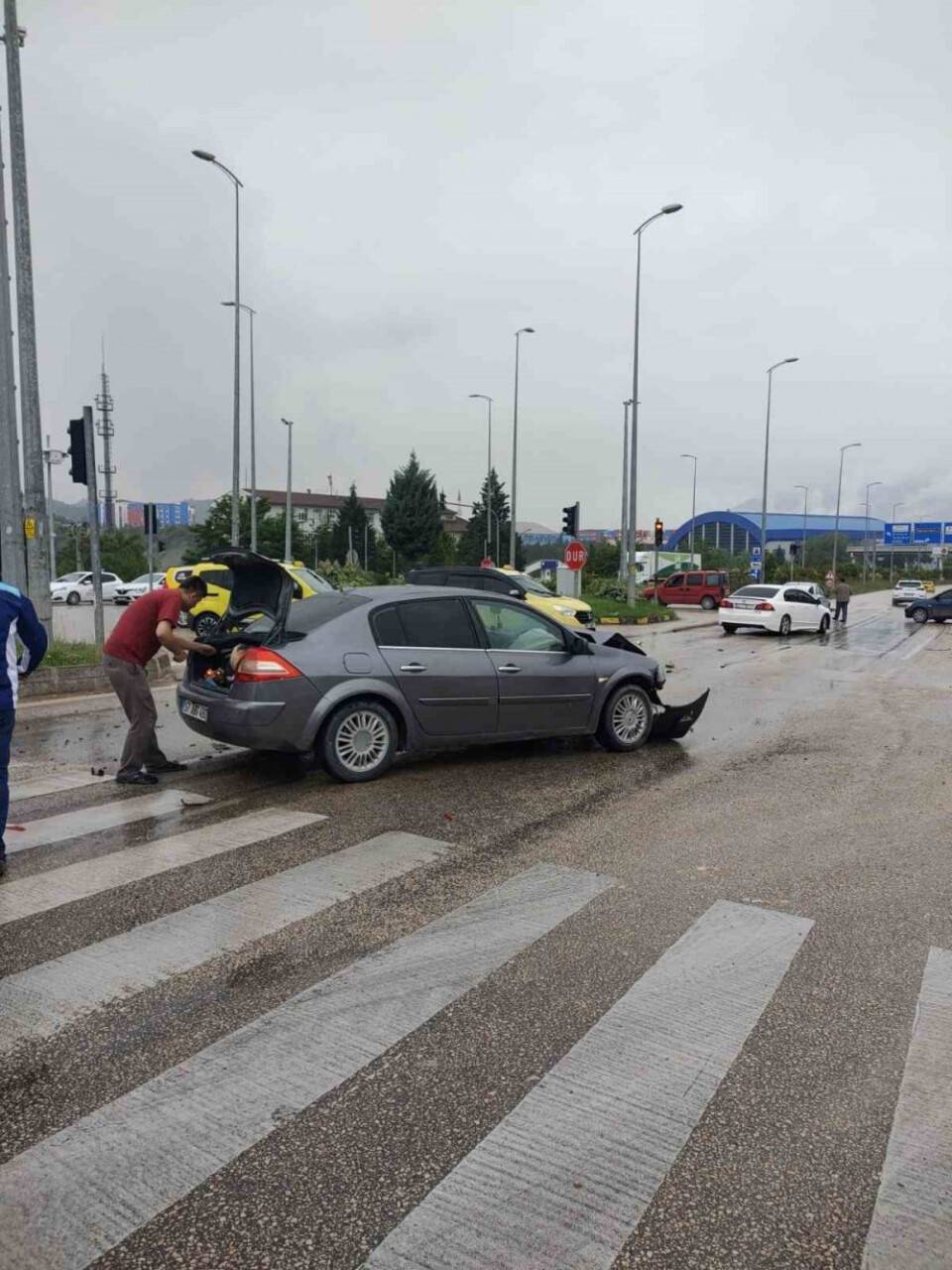 Kırmızı ışıkta bekleyen otomobile böyle çarptı