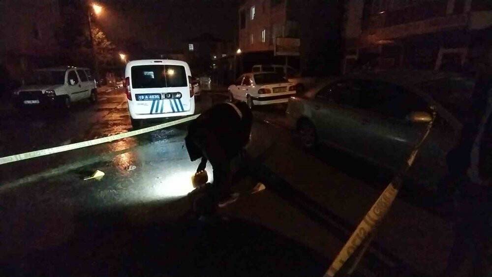 Otomobil ile geldikleri iş yerini kurşuna tuttular