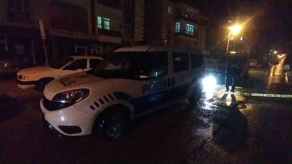 Otomobil ile geldikleri iş yerini kurşuna tuttular