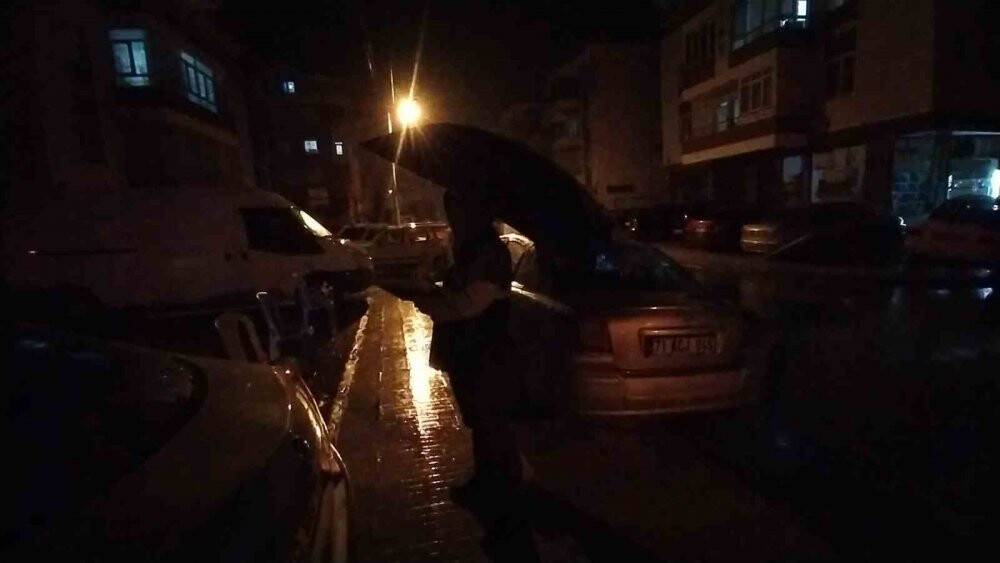 Otomobil ile geldikleri iş yerini kurşuna tuttular