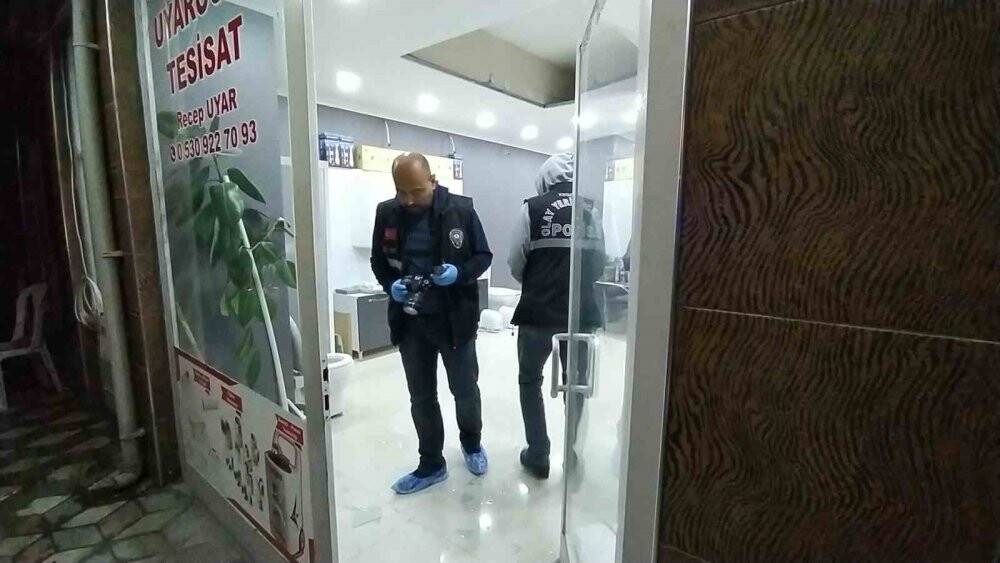 Otomobil ile geldikleri iş yerini kurşuna tuttular