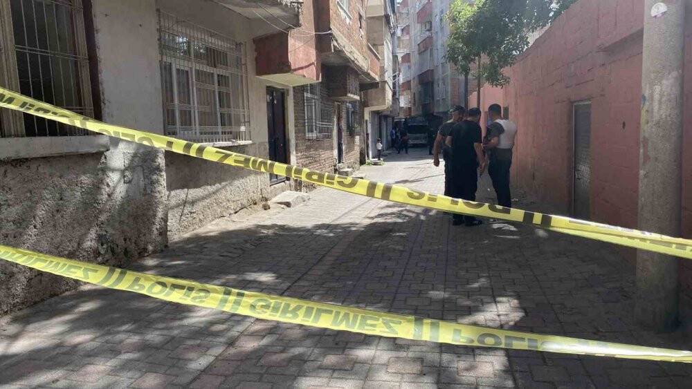 Terör yandaşları belediyenin çöp arabasını ateşe verdi