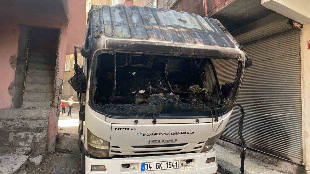 Terör yandaşları belediyenin çöp arabasını ateşe verdi