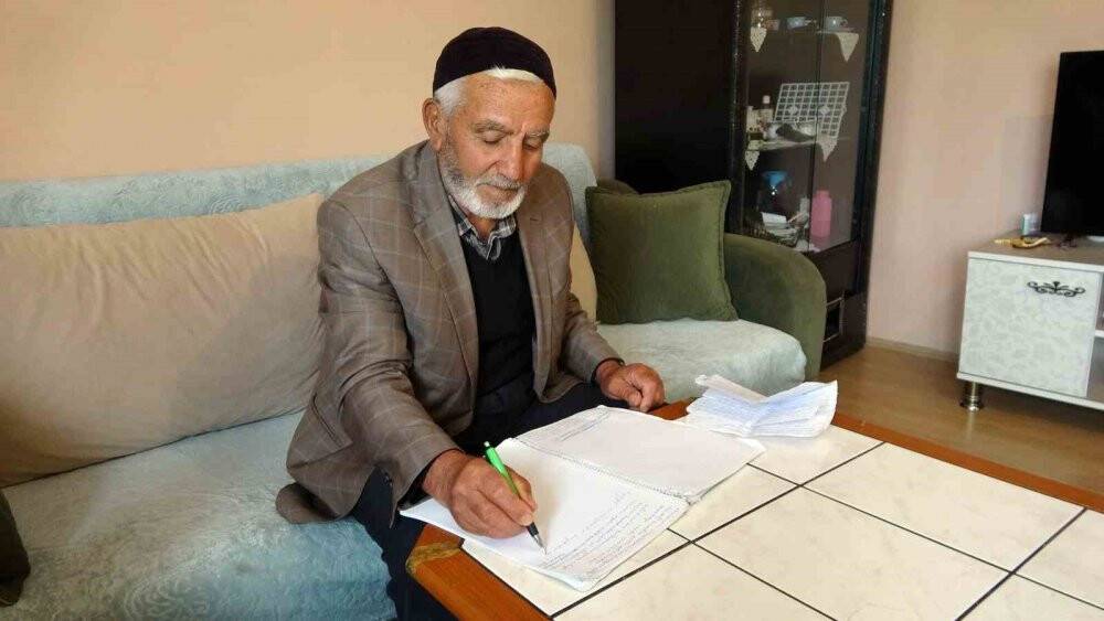 75 yaşındaki Eyüp Özer, “Cumhurbaşkanı Erdoğan” sevgisini şiire döktü