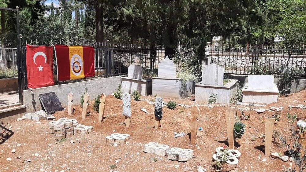 Depremde hayatını kaybeden  Galatasaraylıların mezar taşına forma asıldı