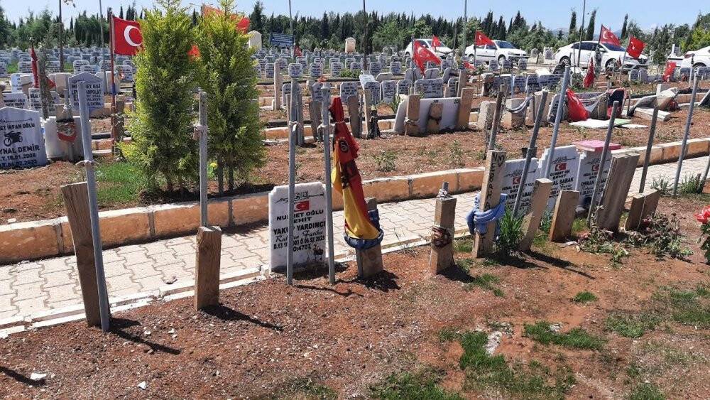 Depremde hayatını kaybeden  Galatasaraylıların mezar taşına forma asıldı