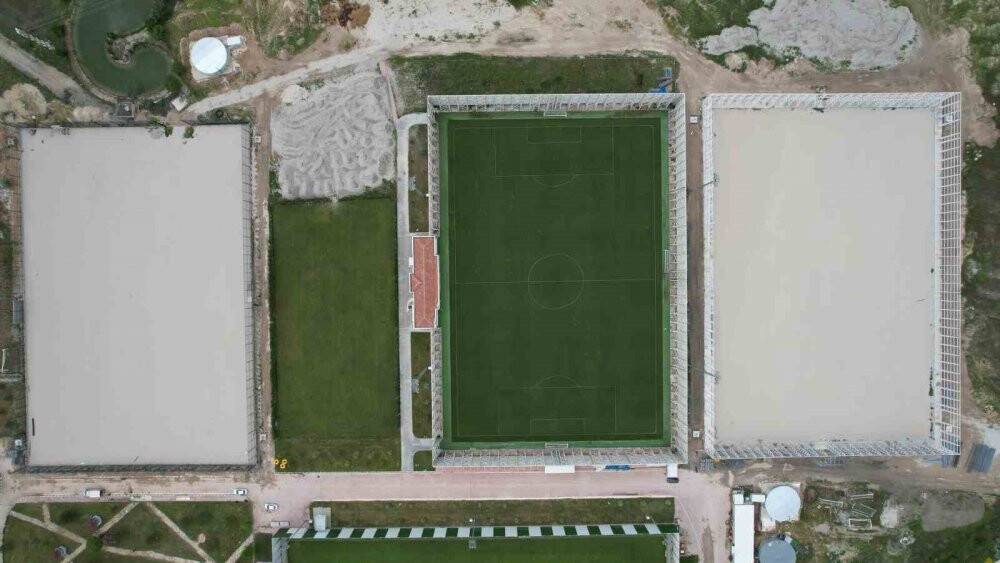 Konya Büyükşehir'den Konyaspor tesislerine 2 yeni çim saha