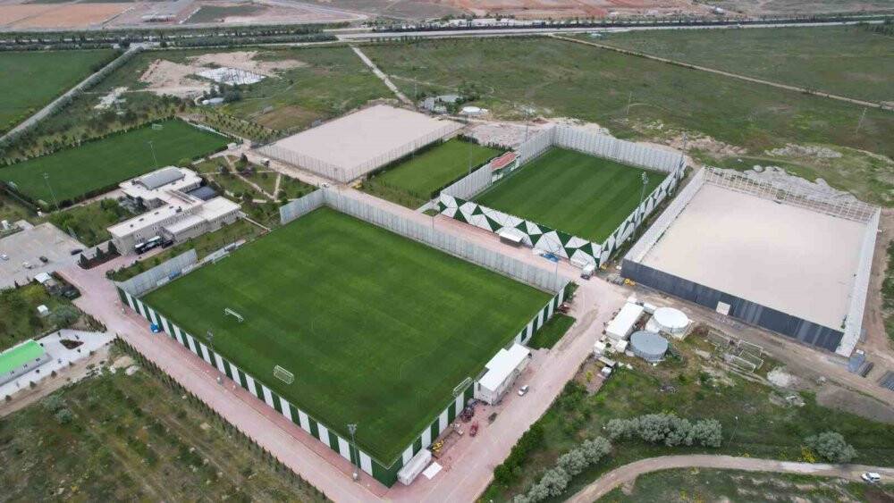 Konya Büyükşehir'den Konyaspor tesislerine 2 yeni çim saha