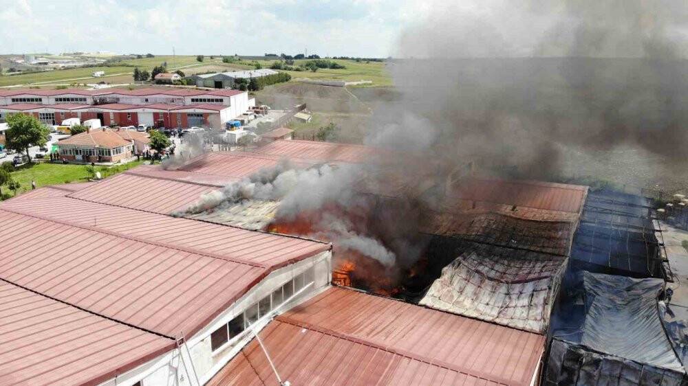 Mobilya deposundaki yangın havadan görüntülendi