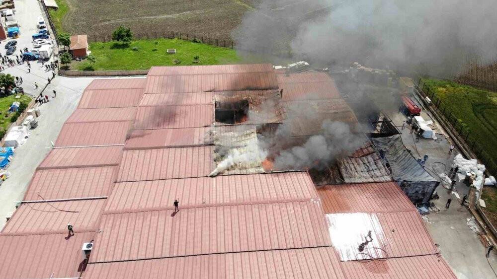 Mobilya deposundaki yangın havadan görüntülendi