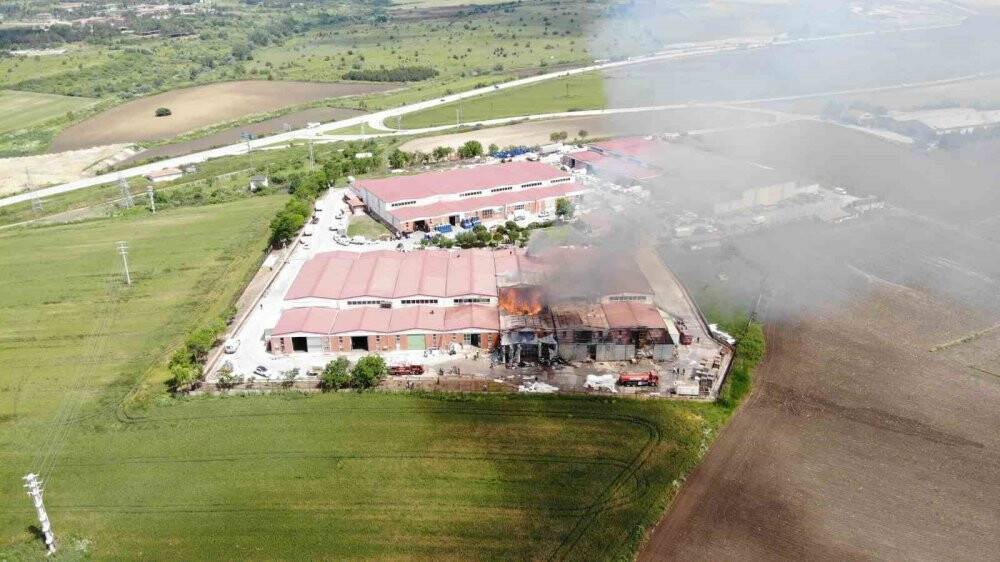 Mobilya deposundaki yangın havadan görüntülendi