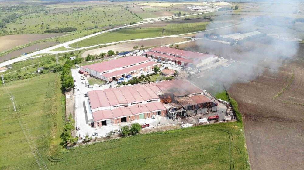 Mobilya deposundaki yangın havadan görüntülendi