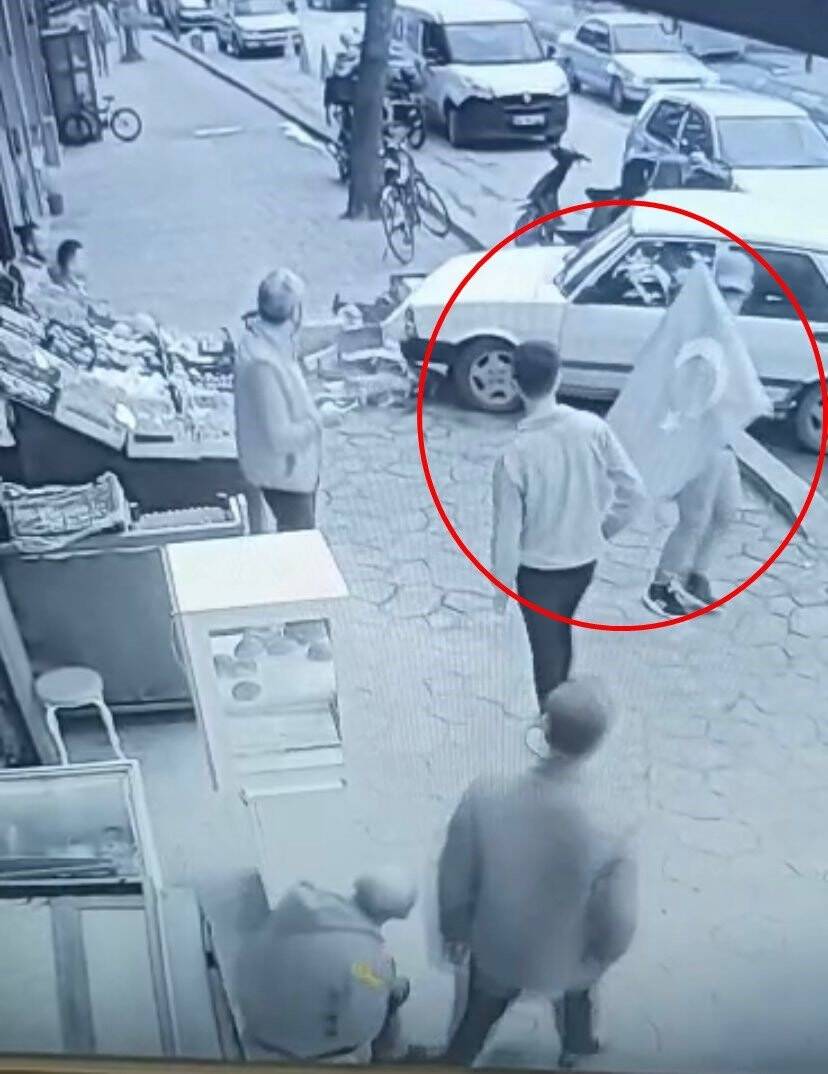 Otomobilin altında kalmaktan saniyelerle kurtuldu, rahat tavırları dikkat çekti