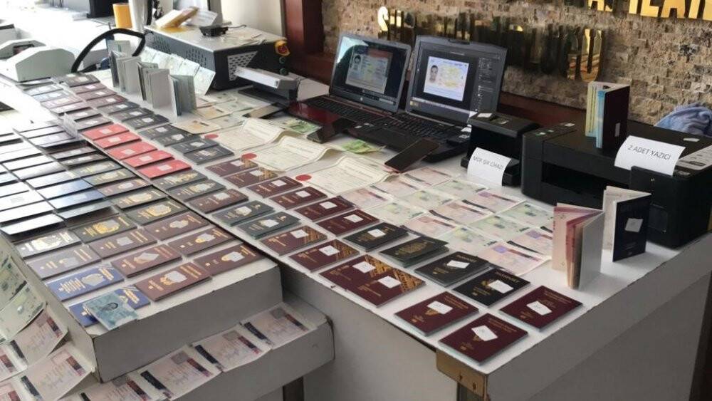 Sahte pasaport üreten şebekeye baskın: 3 gözaltı