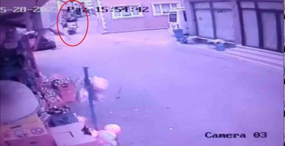 Şaka gibi olay boş yolda böyle çarpıştılar