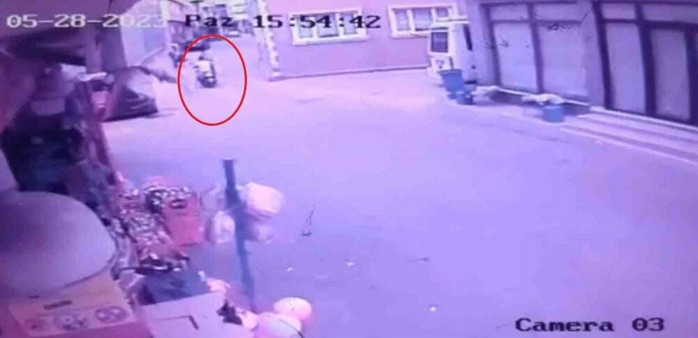 Şaka gibi olay boş yolda böyle çarpıştılar