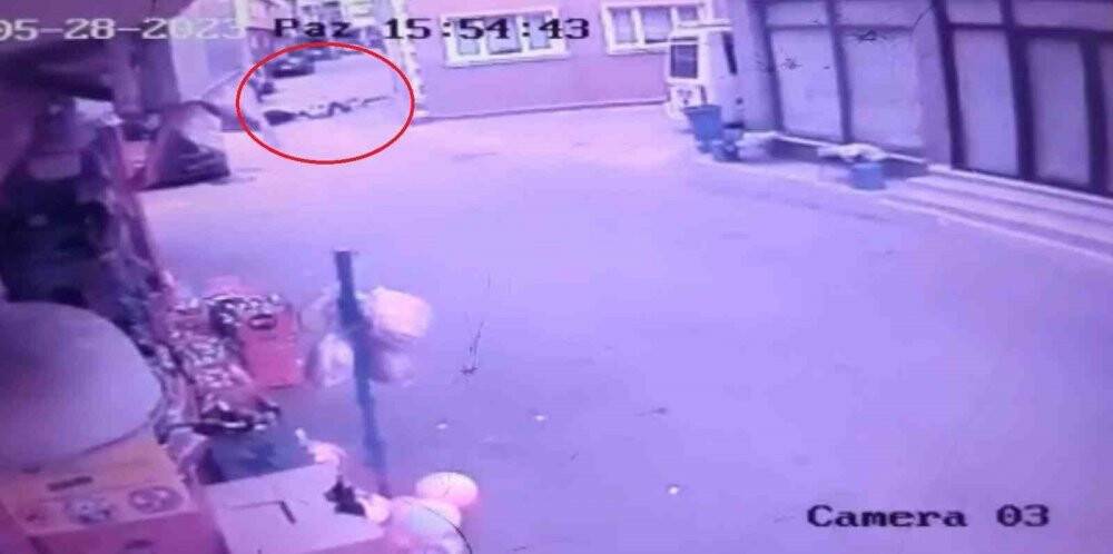 Şaka gibi olay boş yolda böyle çarpıştılar