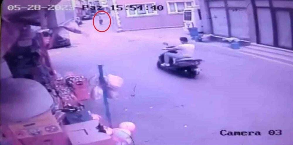 Şaka gibi olay boş yolda böyle çarpıştılar