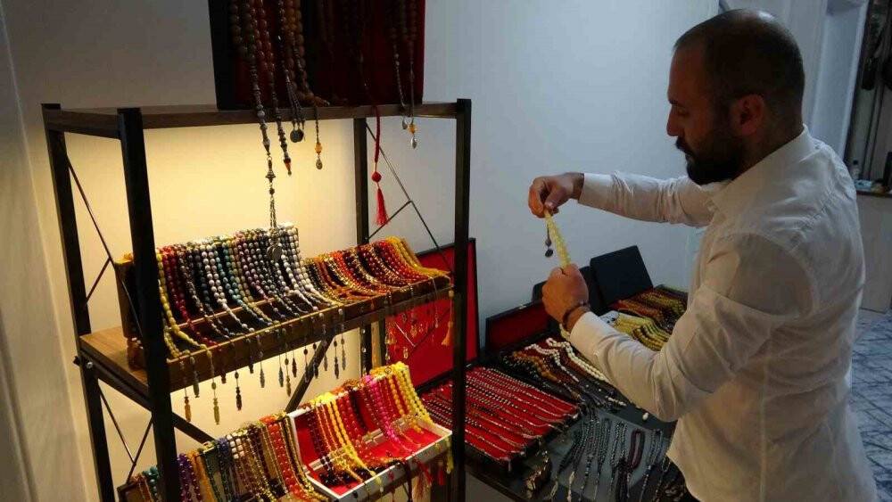 Depremde ilk işi milyonluk tesbihlerini kurtarmak oldu