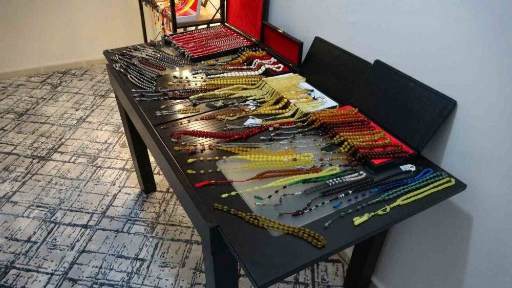 Depremde ilk işi milyonluk tesbihlerini kurtarmak oldu