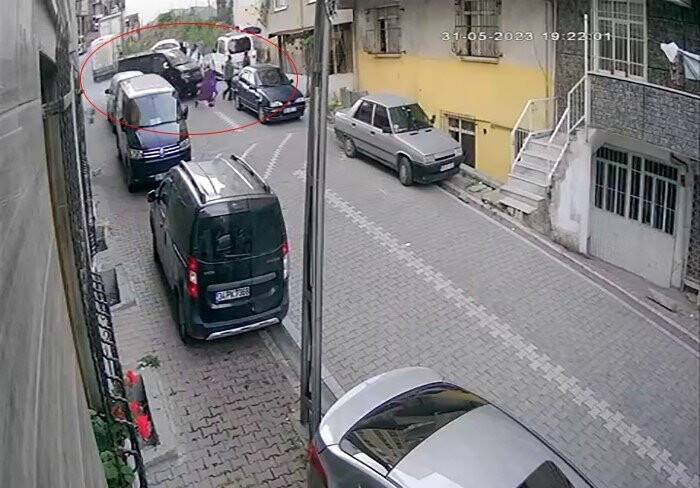 İstanbul’da sokağa girmeye çalışan araç 1’i çocuk 3 kişiyi altına alarak ezdi