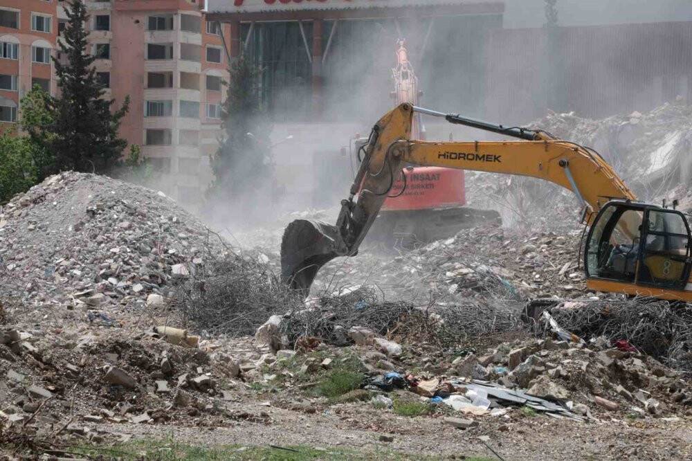 Kahramanmaraş’ta ağır hasarlı binaların yıkımı sürüyor