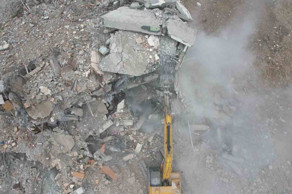 Kahramanmaraş’ta ağır hasarlı binaların yıkımı sürüyor