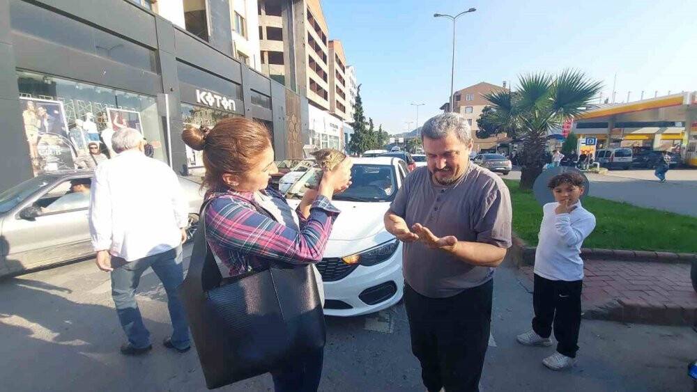Motora sıkışan kedi için seferber oldular