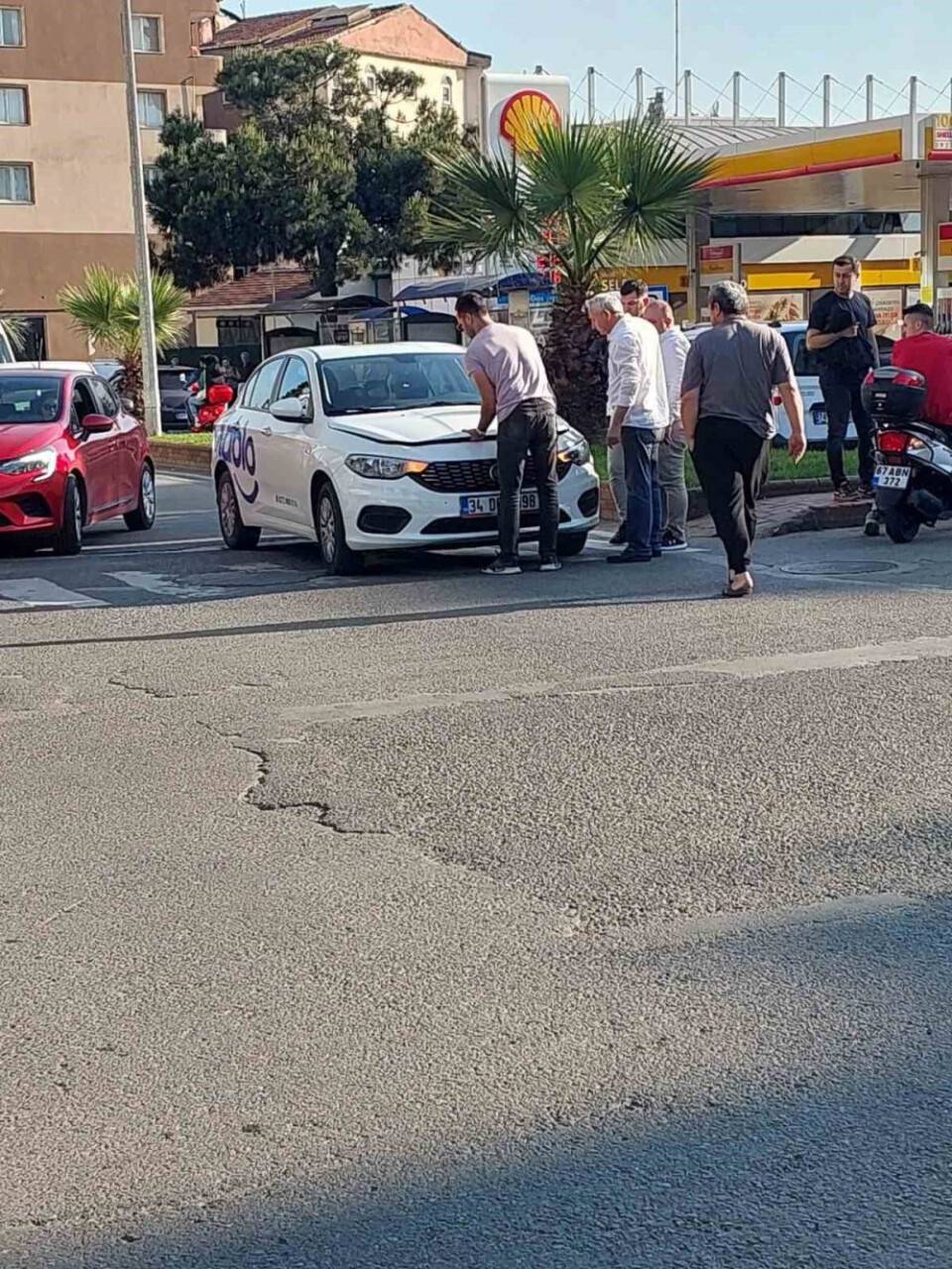 Motora sıkışan kedi için seferber oldular