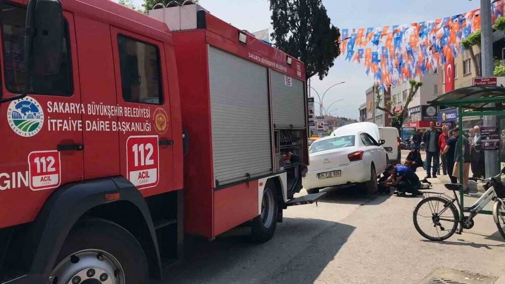 Otomobilin motoruna giren yavru kedi için seferber oldular