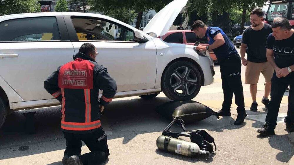 Otomobilin motoruna giren yavru kedi için seferber oldular