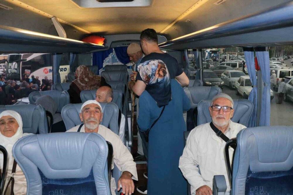 Deprem bölgesinden ilk hac kafilesi uğurlandı