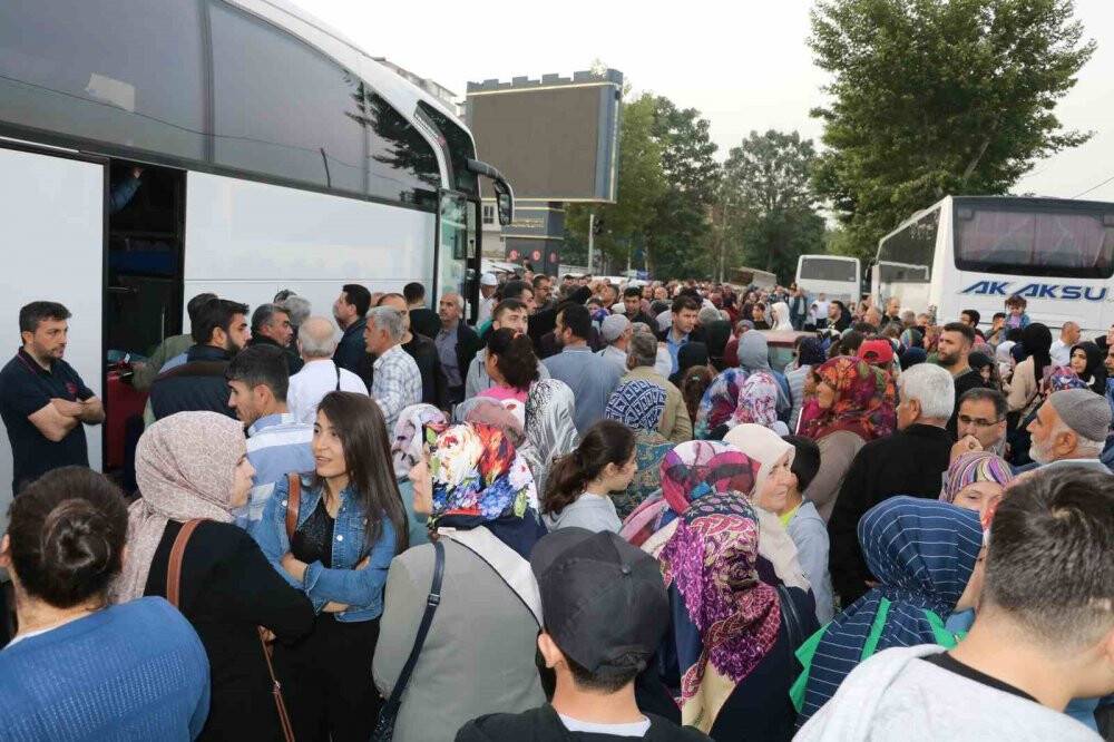 Deprem bölgesinden ilk hac kafilesi uğurlandı