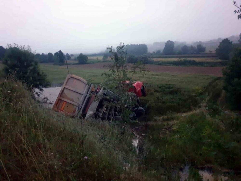 Duble yolda kontrolden çıkan kamyon tarlaya devrildi: 1 yaralı