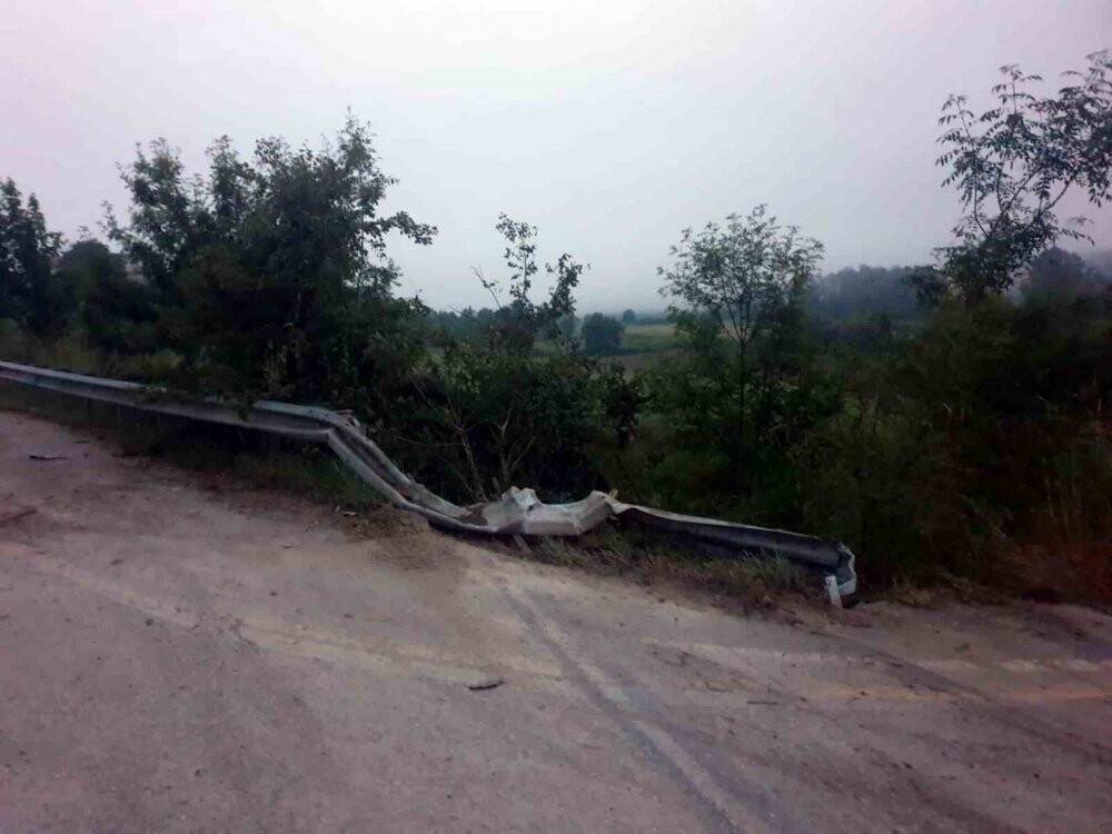 Duble yolda kontrolden çıkan kamyon tarlaya devrildi: 1 yaralı