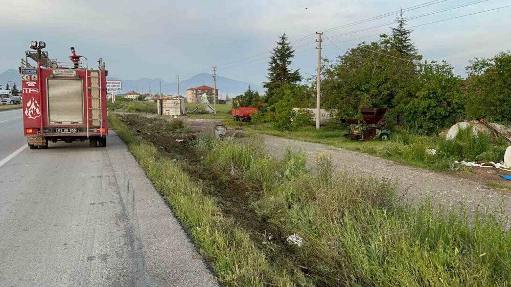 Reklam tabelasına çarparak devrilen sakatat yüklü tırın sürücüsü yaralandı