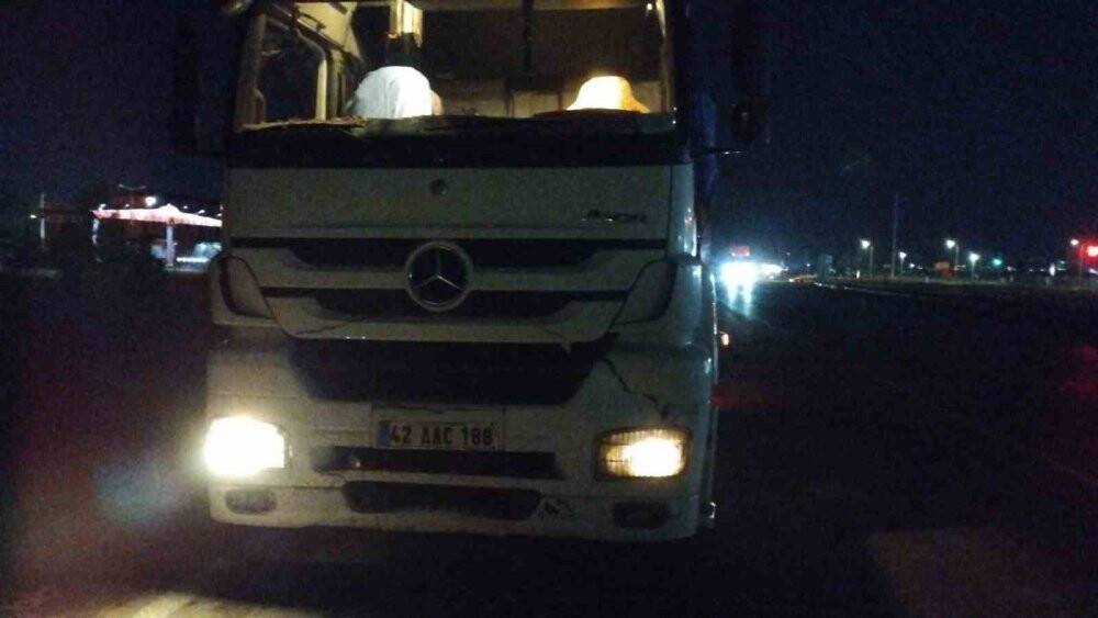 Tır kırmızı ışıkta bekleyen otomobile çarptı: 3 yaralı