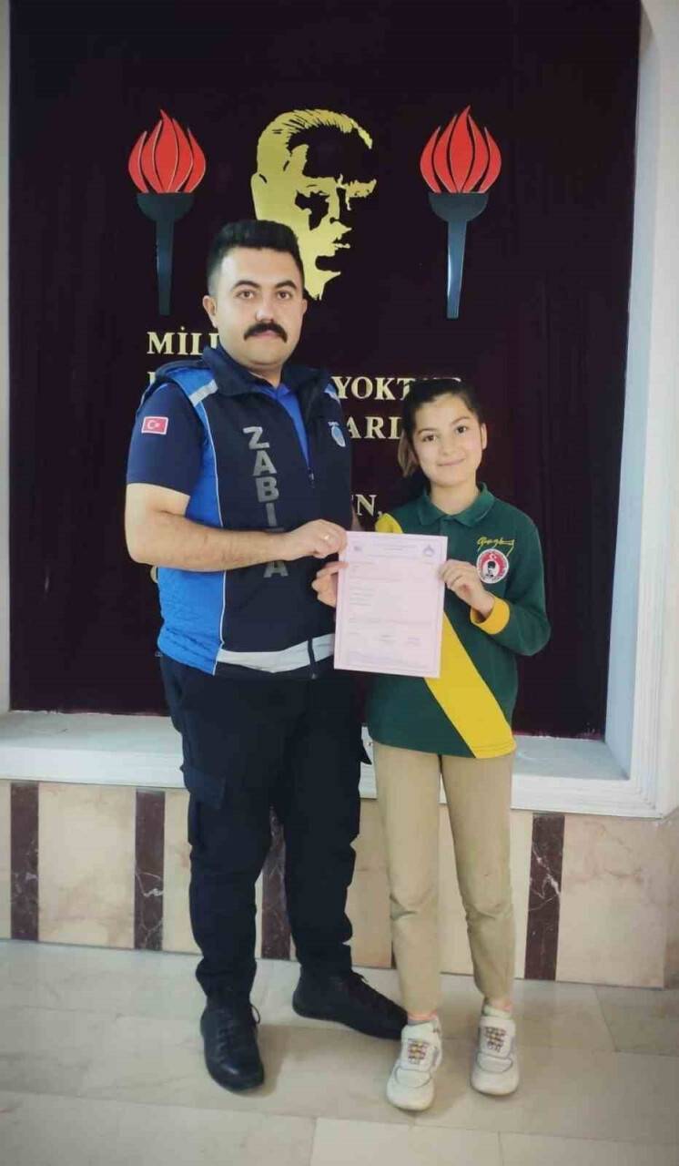 Yerde bulduğu 9 bin liralık altın bilekliği sahibine ulaştırdı