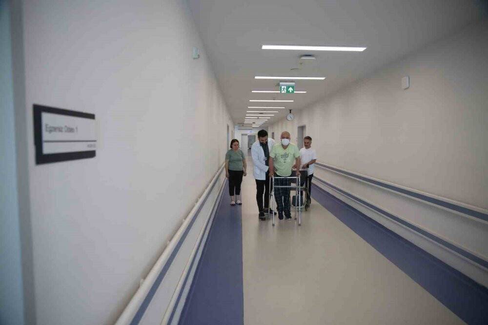 "Yürümesi çok zor" dediler, 5 ayda ayağa kalktı