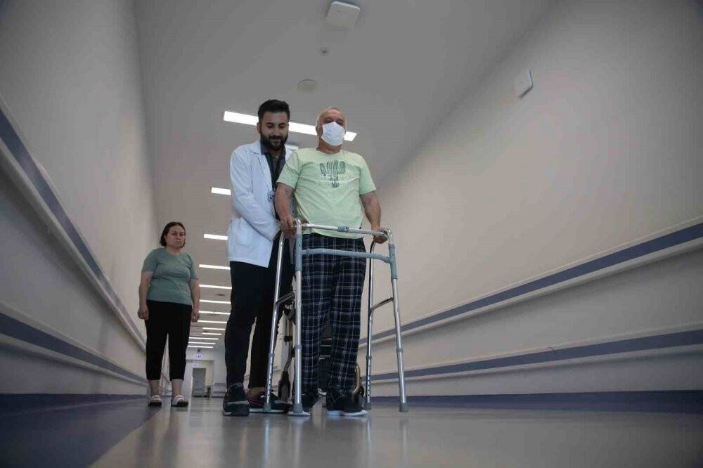 "Yürümesi çok zor" dediler, 5 ayda ayağa kalktı