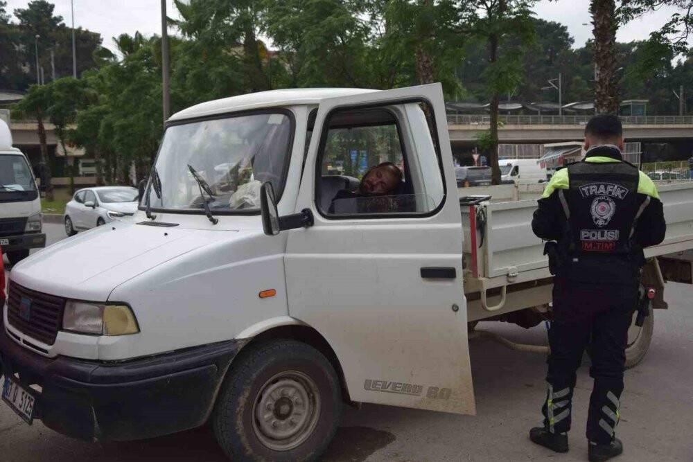 Alkollü sürücü kaza yaptıktan sonra araç içinde sızdı